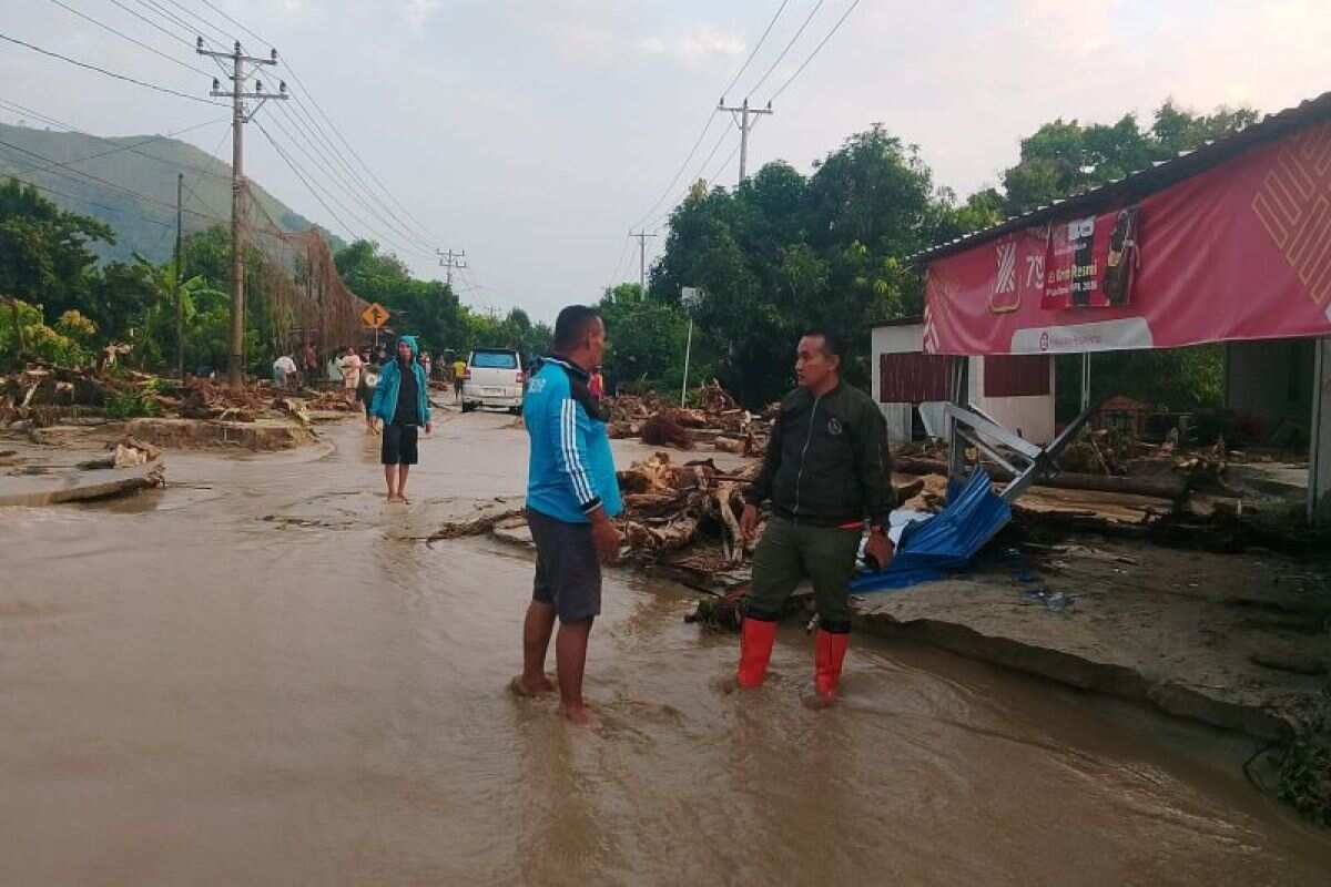 TNI/Polri bantu bersihkan rumah warga dari material banjir di Parimo TNI/Polri bantu bersihkan rumah warga dari material banjir di Parimo
