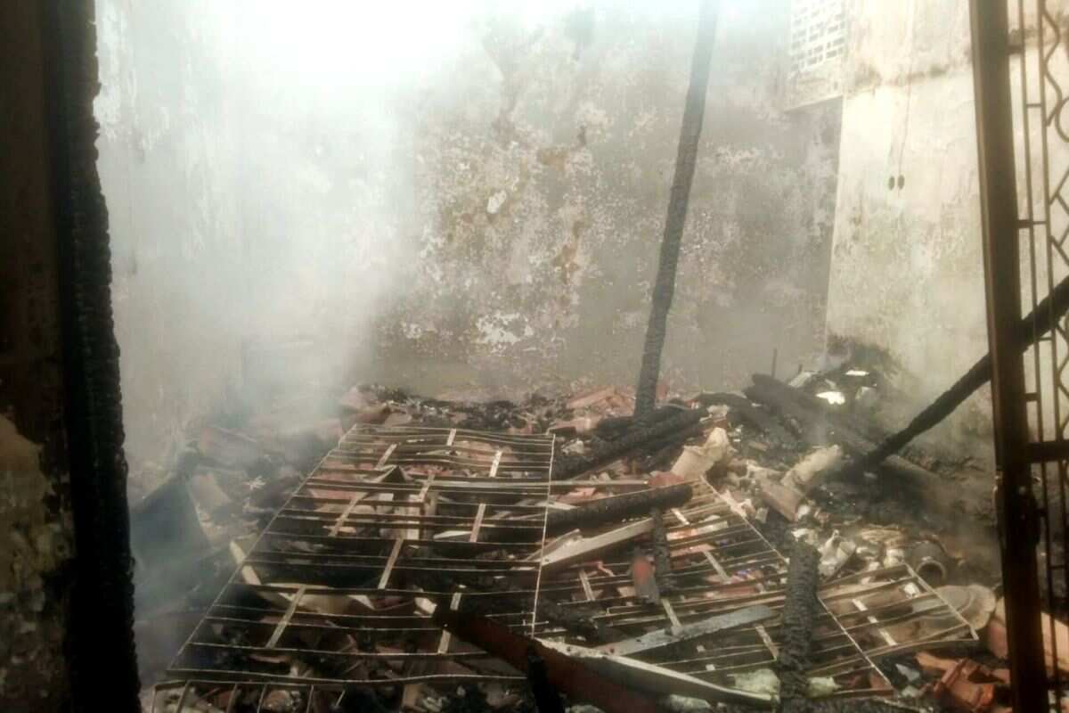 Dua rumah di Pondok Labu terbakar diduga akibat gangguan kelistrikan