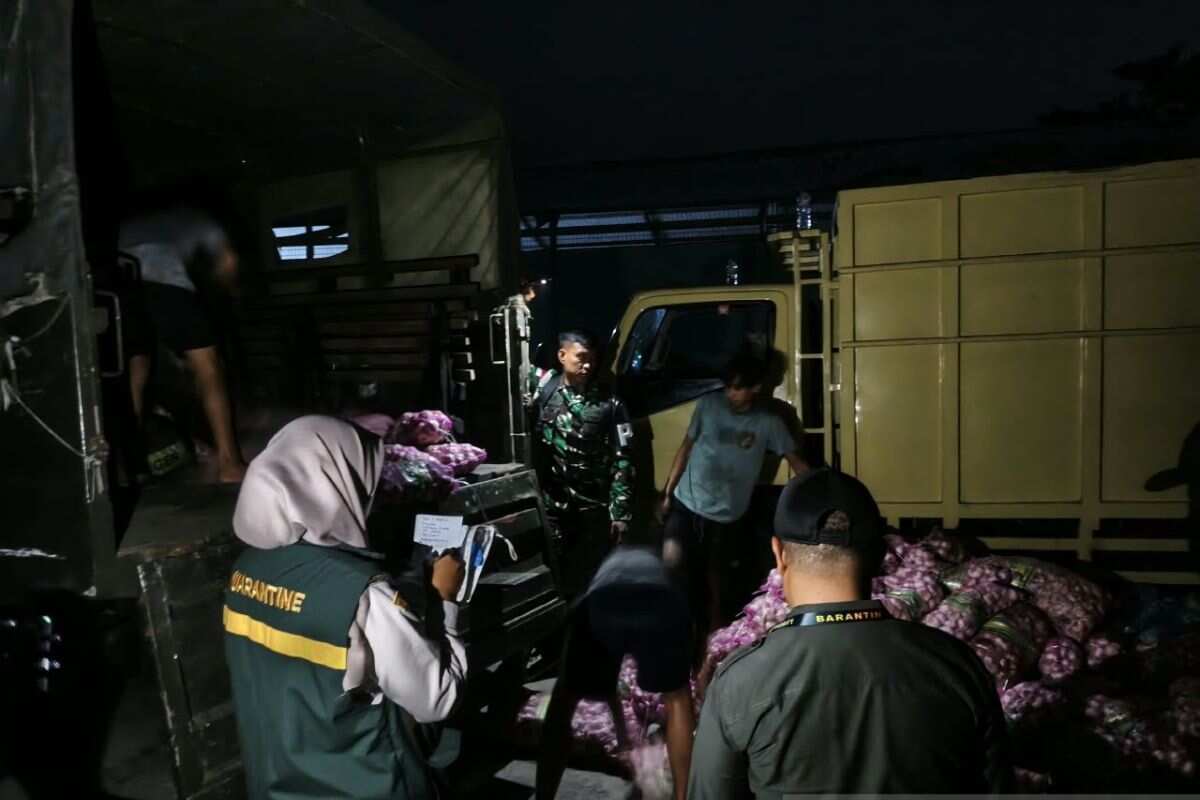 Dalam operasi tersebut, lanjut dia, Lanal Ranai mengerahkan sejumlah prajurit dan kendaraan untuk mengangkut komoditas yang diamankan