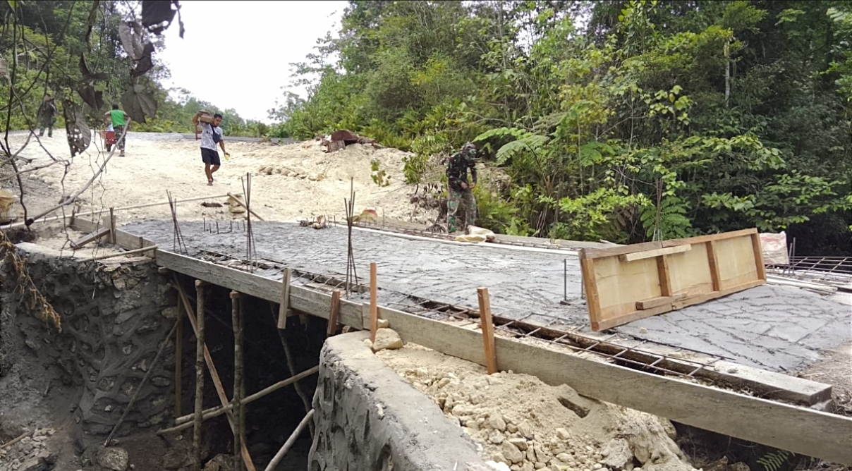 IMG-20260804-WA0062 Rehab Jembatan TMMD Ke-129 Laksanakan Pengecoran Bagian Atas Jembatan Hampir Rampung, Akses Masyarakat Kampung Sesor Segera Lebih Aman dan Lancar