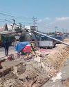 Enam Tiang PLN Roboh di Jalan Raya Manyar Gresik, Diduga Terdampak Proyek Pelebaran Jalan