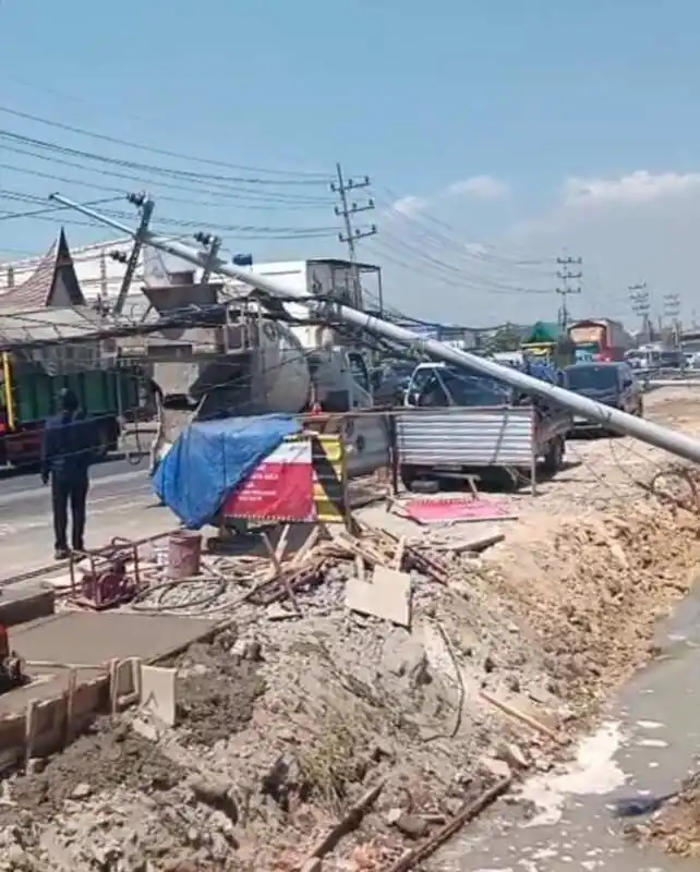 Enam Tiang PLN Roboh di Jalan Raya Manyar Gresik, Diduga Terdampak Proyek Pelebaran Jalan