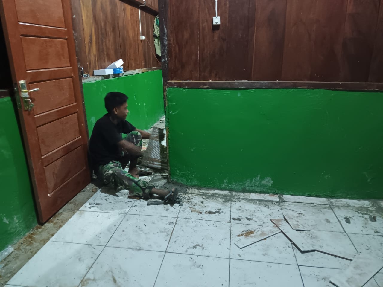 Pantang Menyerah Hingga Malam, Satgas TMMD Ke-129 Kodim 1807/Sorsel Lembur Finishing Rumah Type 36 untuk Warga Kampung Sesor