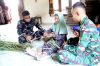 IMG-20260808-WA0071 Gagah di Lapangan, Telaten Menganyam Janur: Potret Kemanunggalan Satgas TMMD 129 Bojonegoro di Kesongo