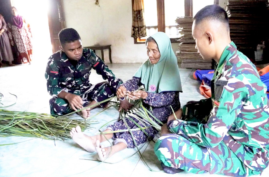 Gagah di Lapangan, Telaten Menganyam Janur: Potret Kemanunggalan Satgas TMMD 129 Bojonegoro di Kesongo
