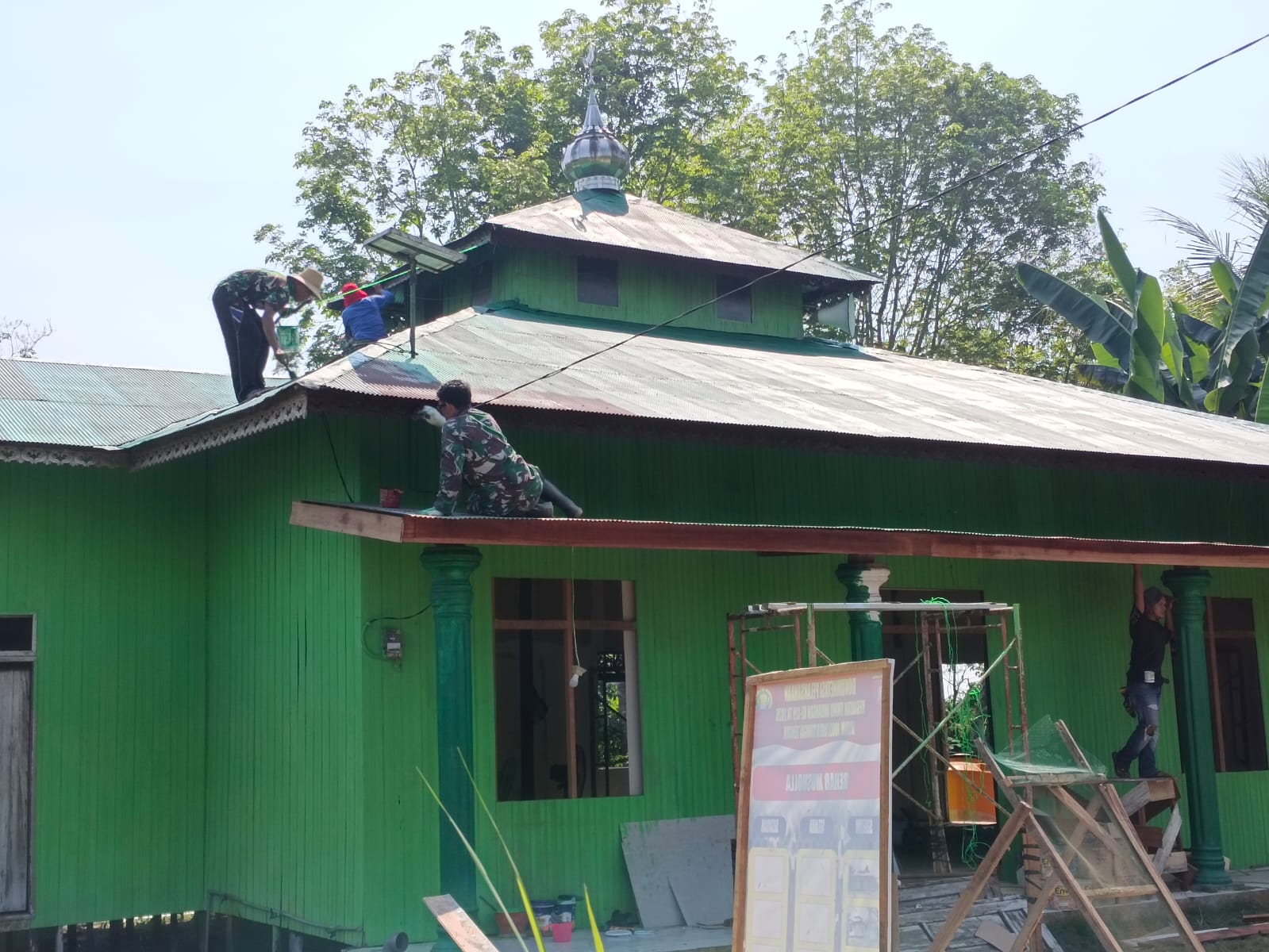Pengecatan Berlanjut, Satgas TMMD Kodim 1002/HST Percantik Mushola Desa Awang