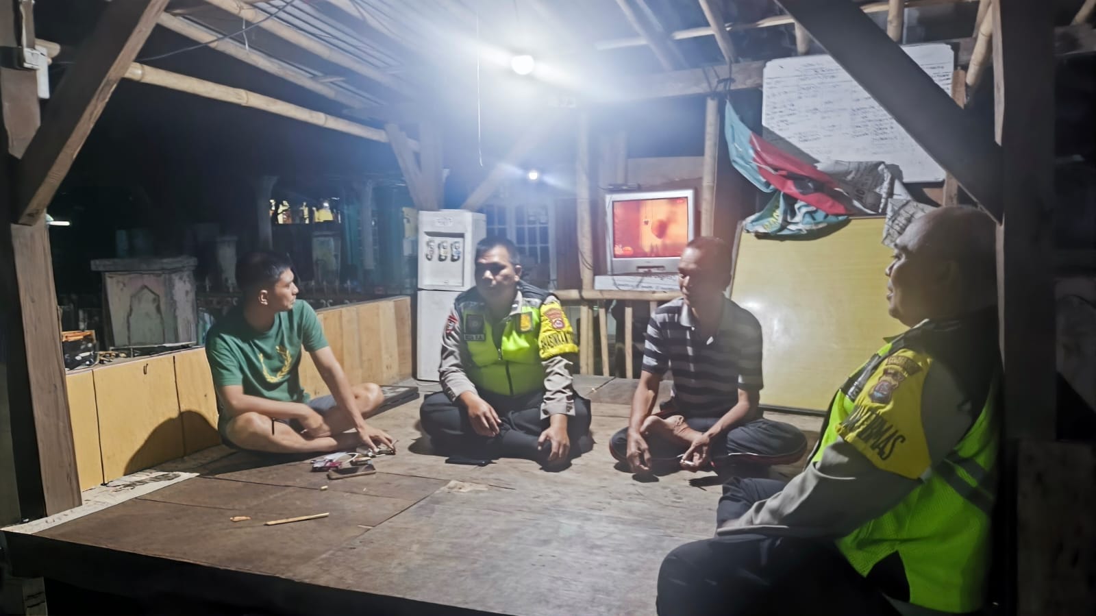 Bhabinkamtibmas Polsek Cikupa Sambangi Pos Siskamling, Ajak Warga Bersama Jaga Keamanan Lingkungan