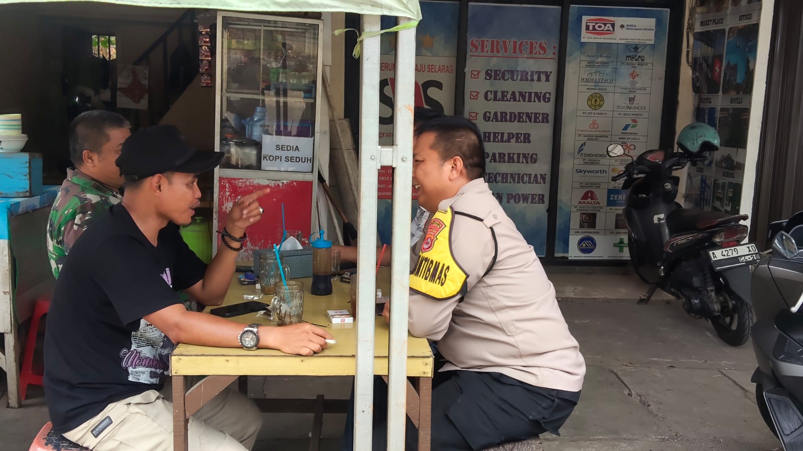 Bhabinkamtibmas Desa Bojong Bersama Babinsa Sambangi Warga, Serap Aspirasi dan Perkuat Kamtibmas