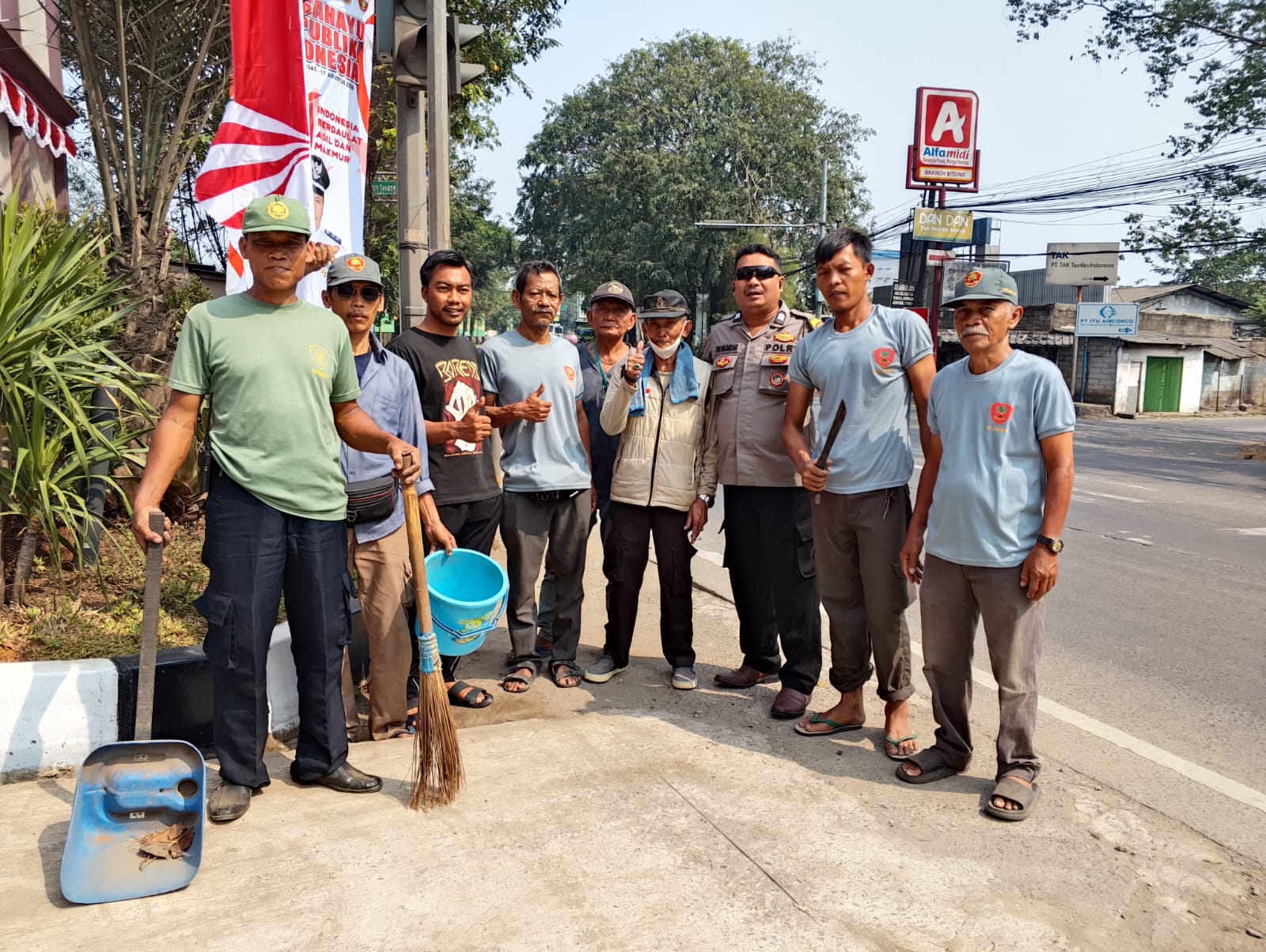IMG-20260809-WA0032 Bhabinkamtibmas Polsek Cikupa Bersama Warga dan Linmas Gelar Kerja Bakti di Desa Bitung Jaya