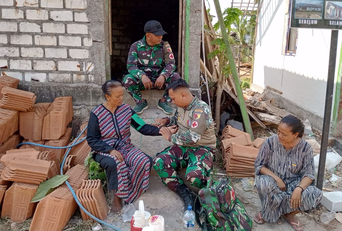 Sentuhan Hangat di Kedungpandan: Tim Kesehatan Satgas TMMD 129 Bojonegoro Mengabdi Tanpa Batas, Menjaga Kesehatan Warga