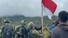 Satu Tiang, Satu Semangat, Satu Indonesia, Satgas Yonif 2 Marinir Bersama Pemuda Komopa Kibarkan Merah Putih