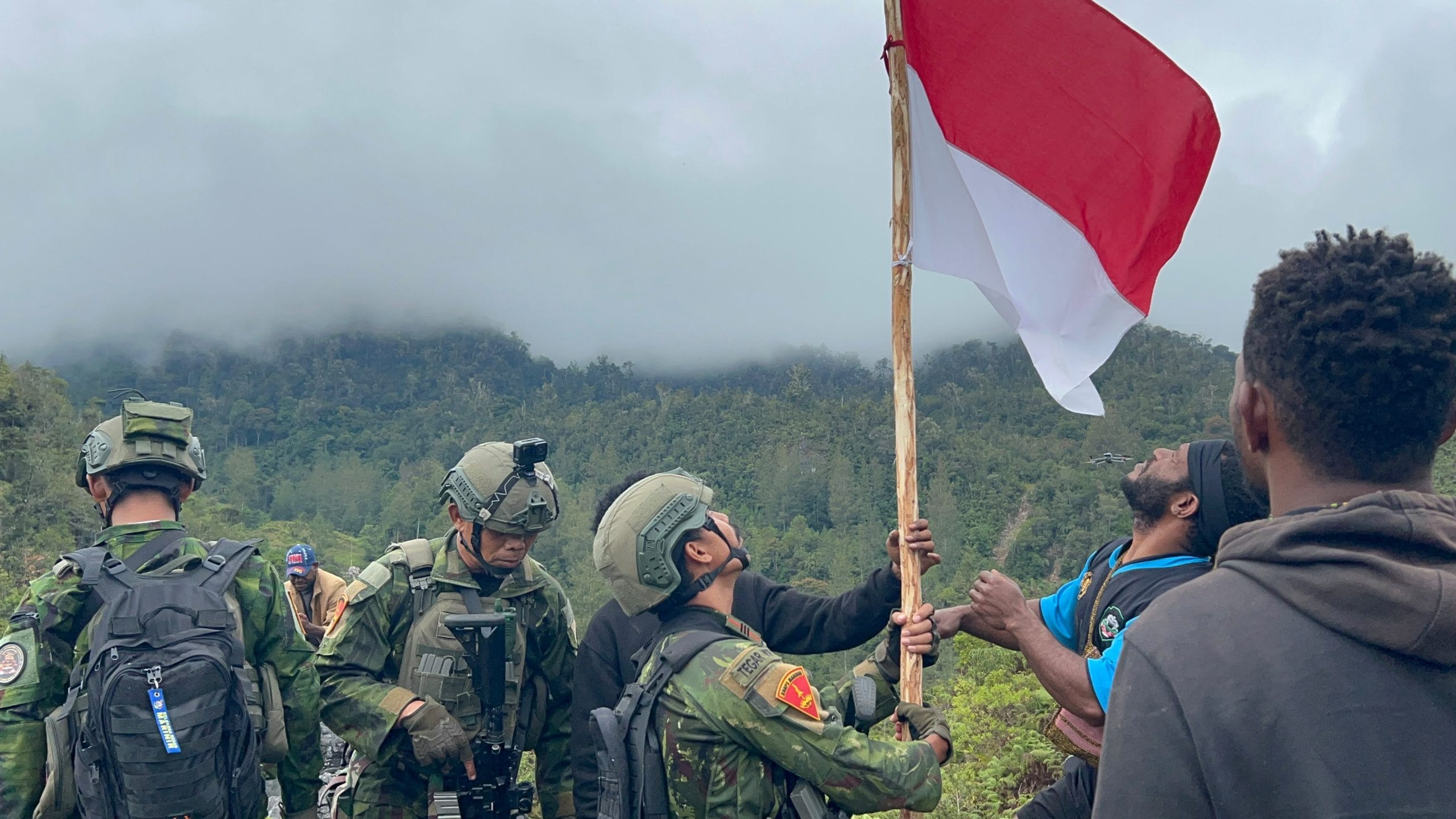 IMG-20260810-WA0044 Satu Tiang, Satu Semangat, Satu Indonesia, Satgas Yonif 2 Marinir Bersama Pemuda Komopa Kibarkan Merah Putih