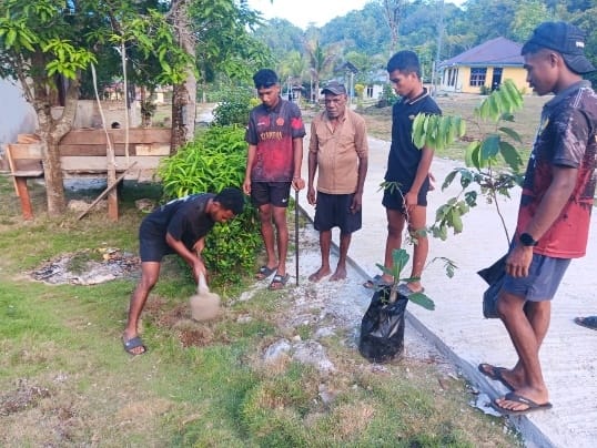 IMG-20260810-WA0058 TMMD Ke-129 Kodim 1807/Sorsel, TNI dan Warga Tanam Pohon Bersama untuk Hijaukan Kampung Sesor