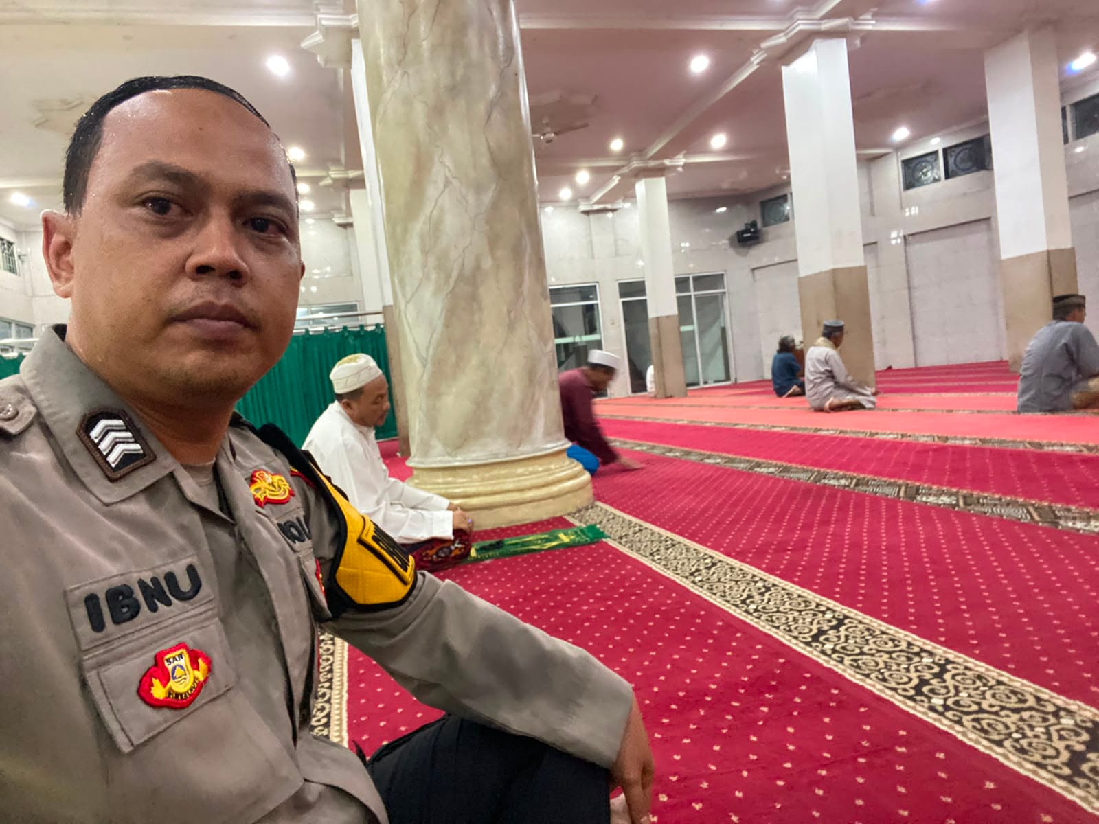 IMG-20260810-WA0065 Bhabinkamtibmas Polsek Cikupa Perkuat Silaturahmi Warga melalui Program Subuh Keliling