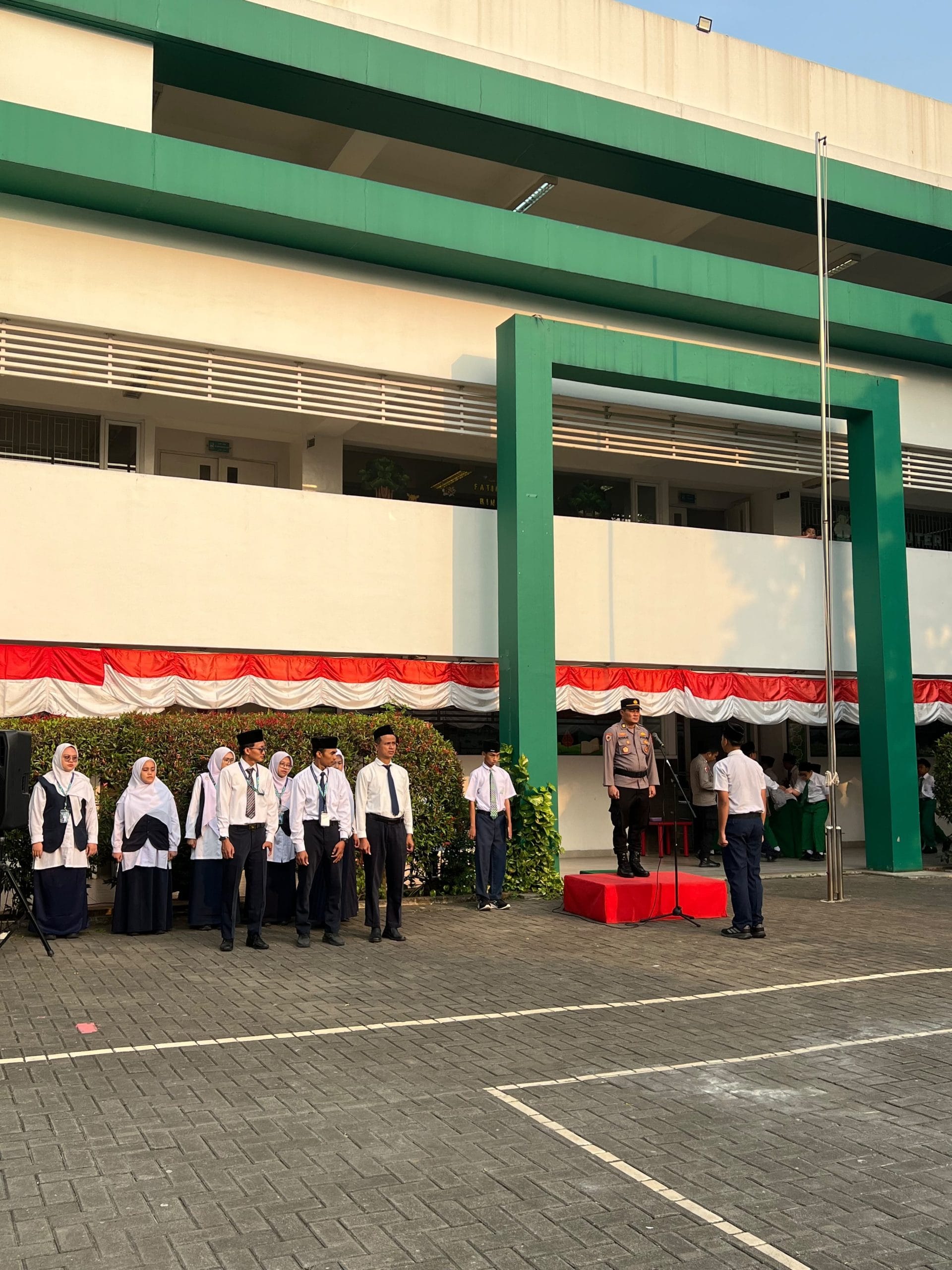 Polda Banten Peduli Pendidikan, PJU Polresta Tangerang Jadi Pembina Upacara di SMP Al-Azhar Syifa Budi Cikupa