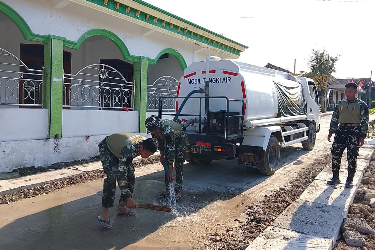 IMG-20260810-WA0092 Menjaga Asa di Depan Rumah Ibadah: Kala Satgas TMMD 129 Bojonegoro Setia Merawat Jalan Desa Kesongo