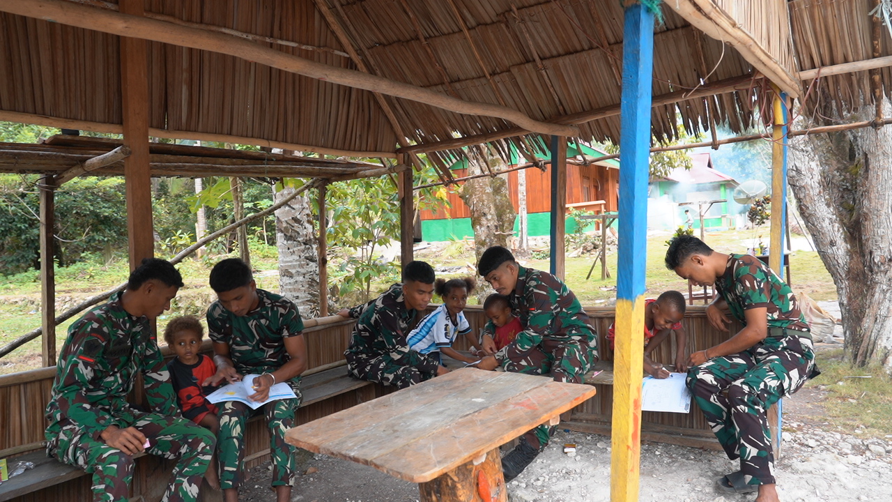 Canda dan Tawa TMMD Ke-129, Kedekatan Satgas TNI dengan Anak-Anak Kampung Sesor Semakin Erat