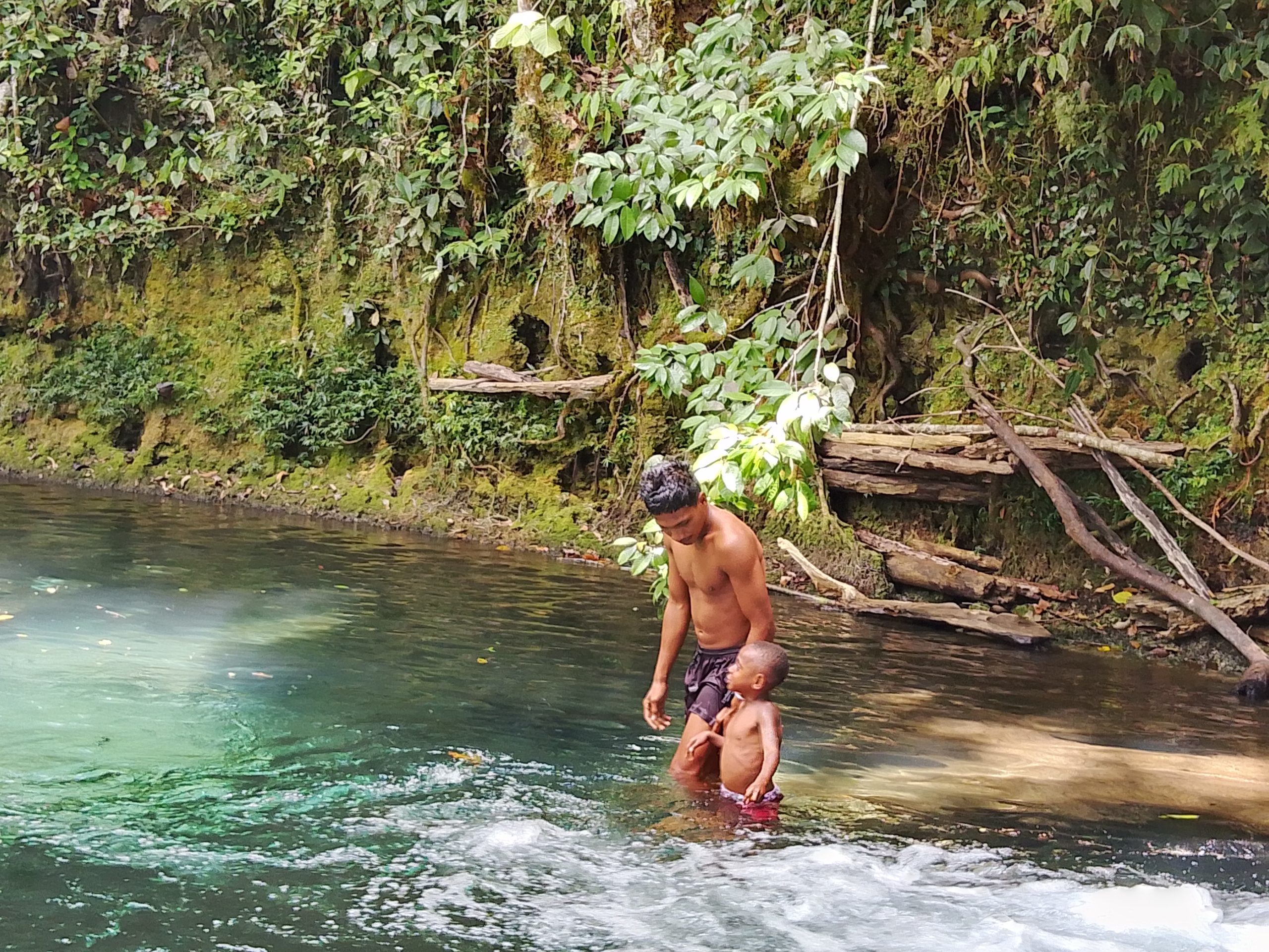 Keseruan Anak Anak Kampung Sesor menikmati Air Terjun, TMMD Ke-129 Buka Akses Wisata Menuju Air Terjun