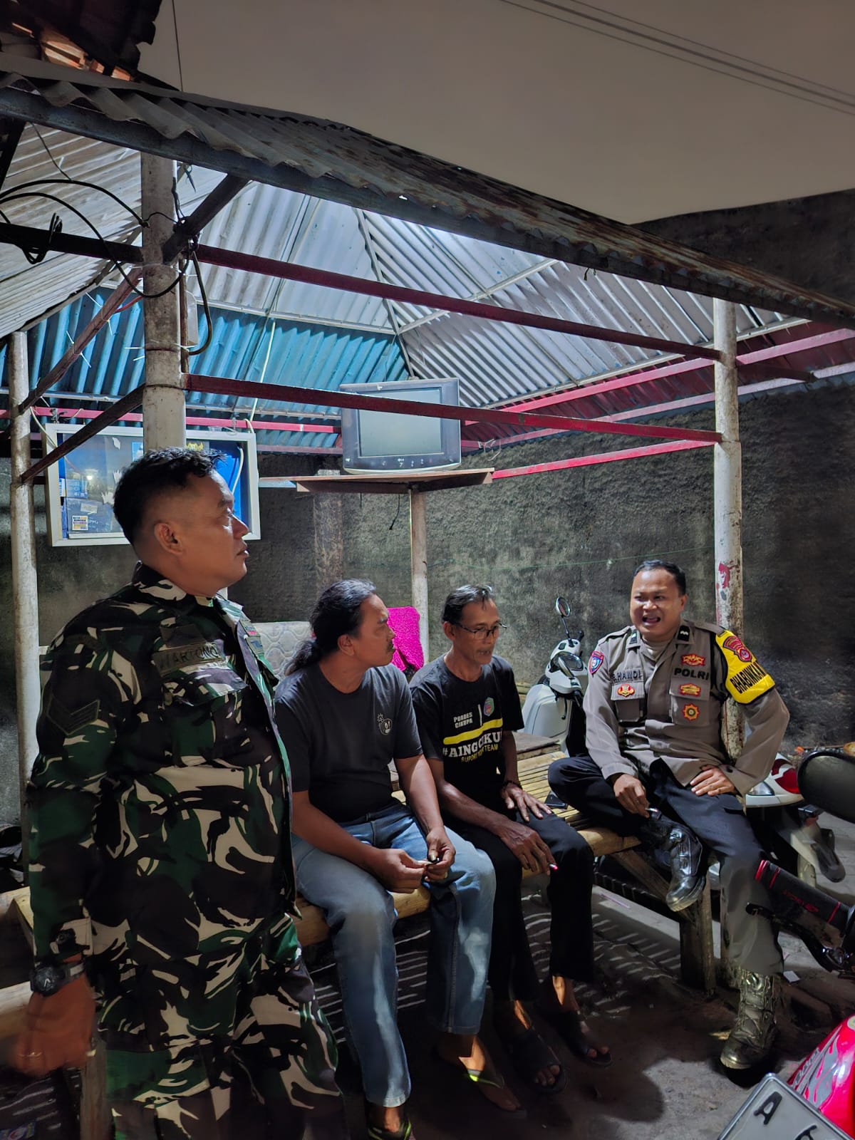 Bhabinkamtibmas Desa Cikupa Bersama Warga Laksanakan Satkamling, Wujudkan Kamtibmas Kondusif