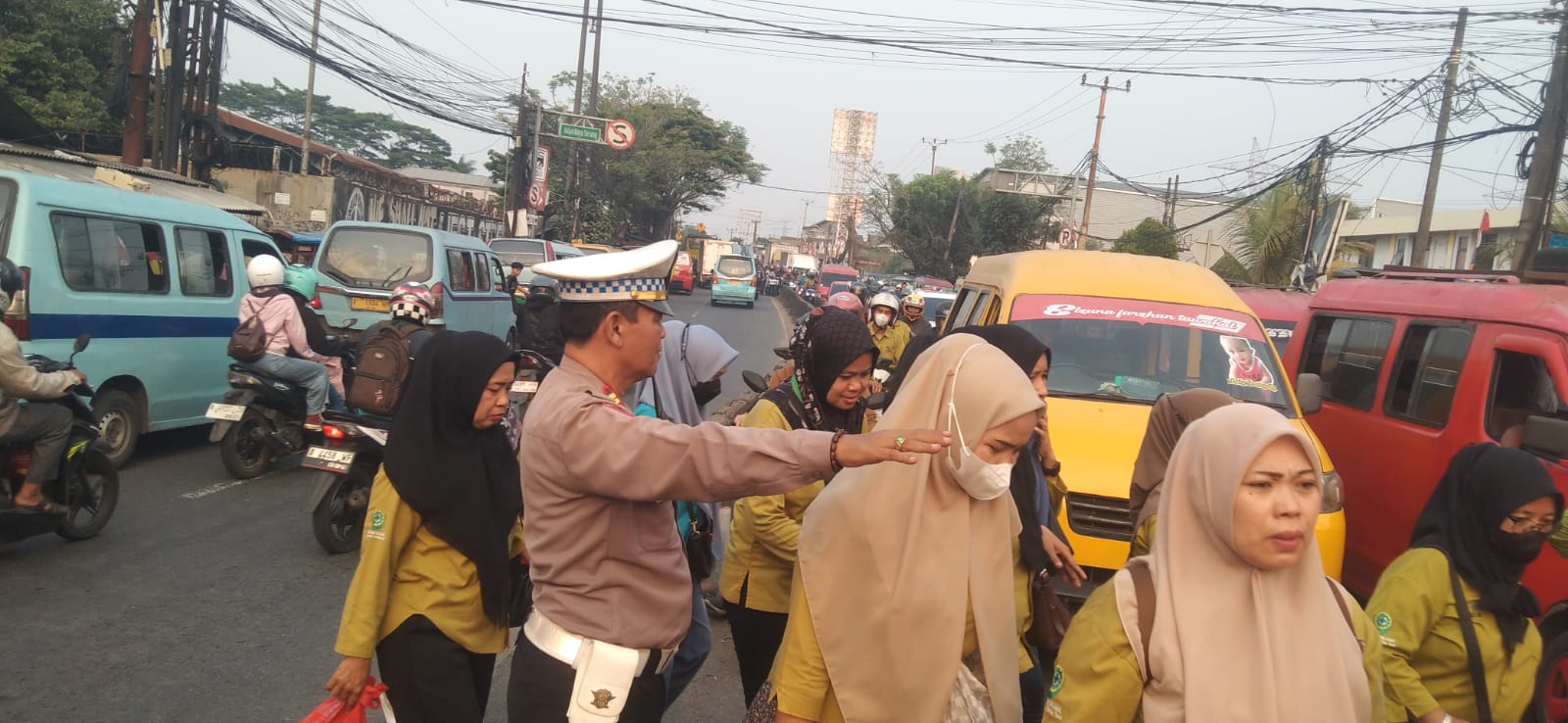 IPTU Udi Muhdi Pimpin PECAK, Polsek Cikupa Atur Lalu Lintas Sore di Pertigaan Columbus