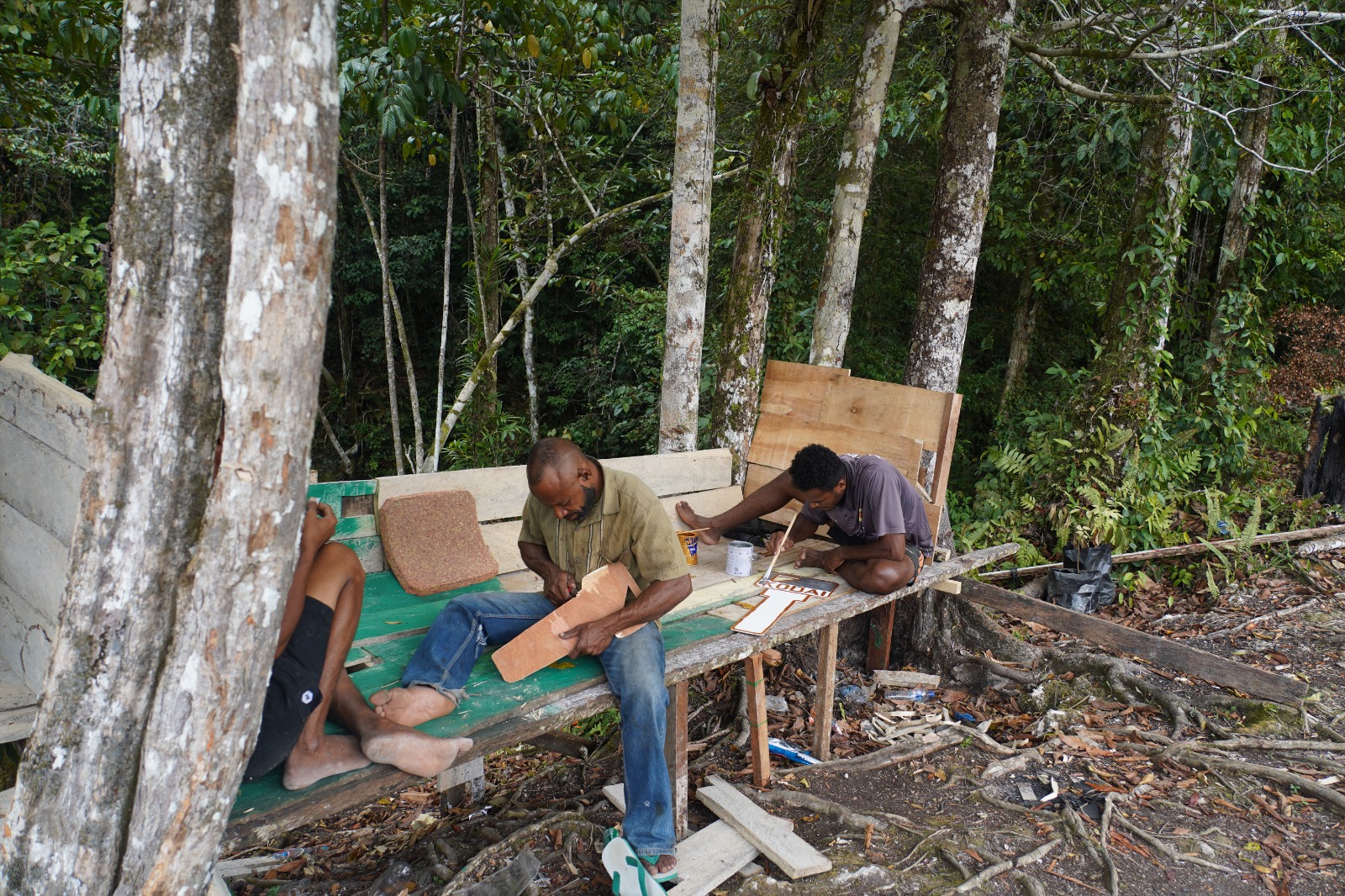 Semangat Tak Kenal Lelah, Satgas TMMD Ke-129 Tuntaskan Finishing Pembersihan Lingkungan Kampung Sesor
