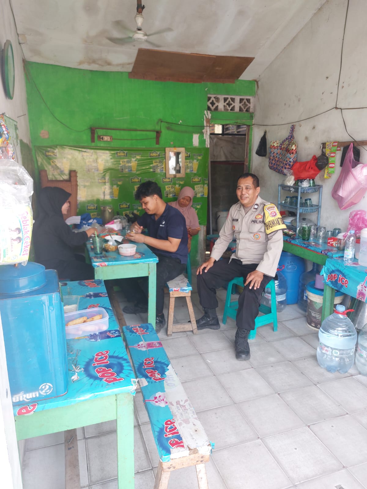 Bhabinkamtibmas Polsek Cikupa Sambangi Warung Warga, Serap Aspirasi dan Perkuat Kamtibmas