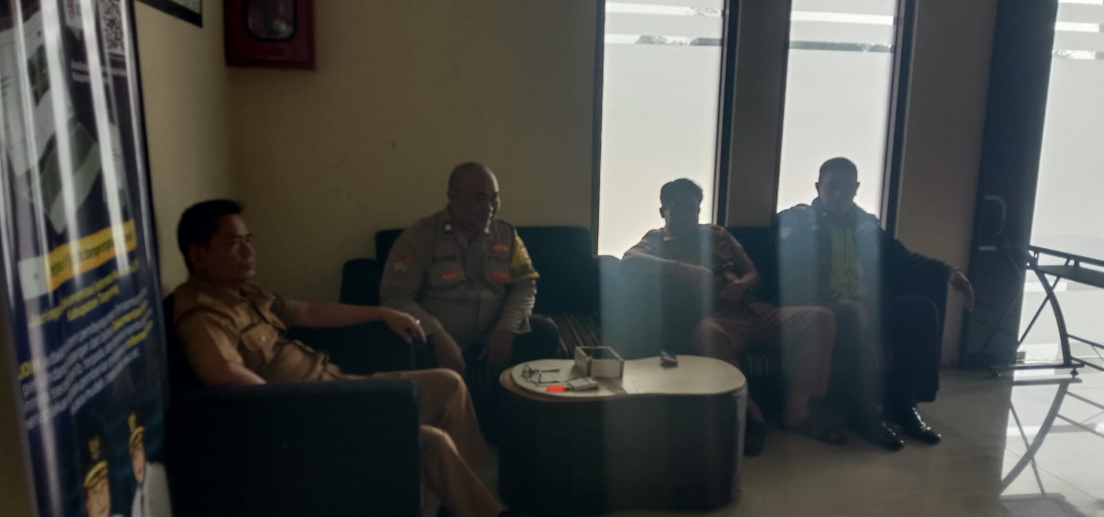 Aiptu Rukmono Sambangi Kantor Desa Budimulya, Sosialisasikan Layanan Kepolisian 110