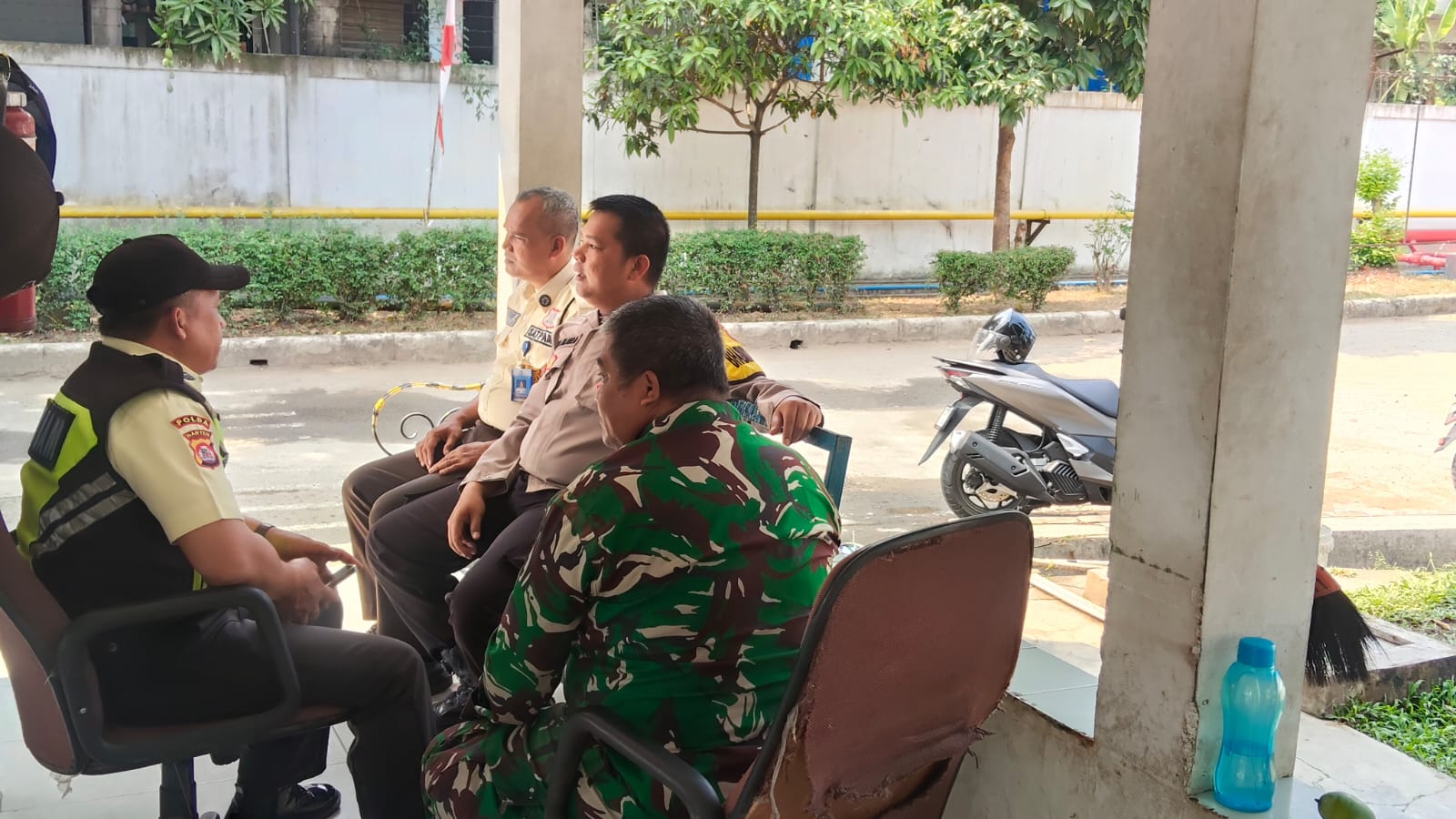 TNI-Polri Bersinergi, Sosialisasikan Layanan Kepolisian 110 kepada Keamanan Perusahaan di Desa Bojong
