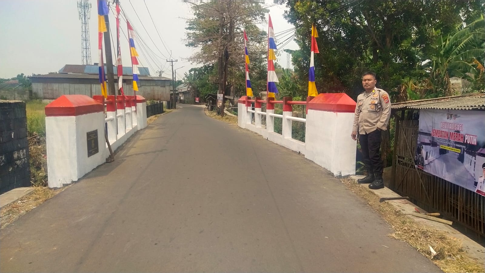 AKP Susanto Hadiri Pemasangan Tenda Revitalisasi Jembatan Merah Putih di Desa Pasir Jaya