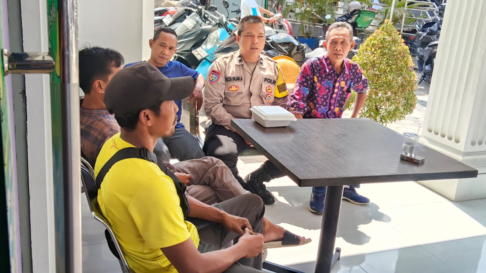 Ngariung Sambil Jaga Kampung, Bhabinkamtibmas Desa Bojong Ajak Warga Cegah Karhutla