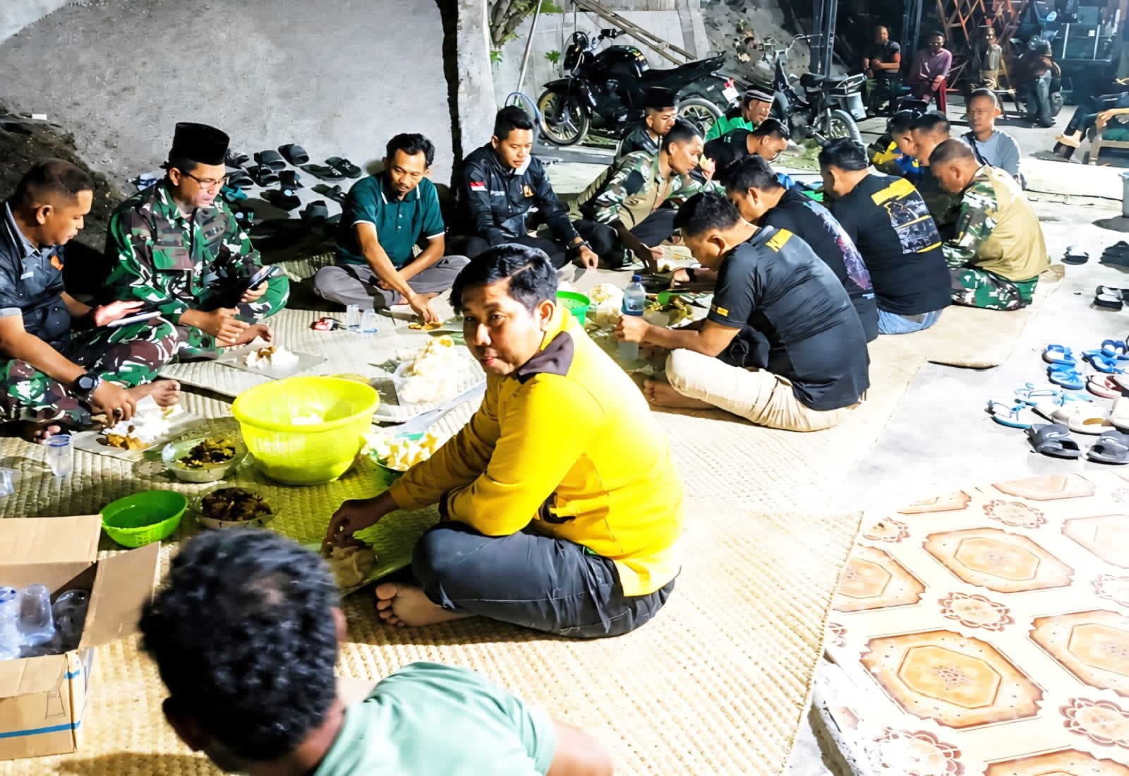 Kemanunggalan TNI-Rakyat: Warga Kesongo Gelar Makan Bersama Rayakan Kesuksesan TMMD 129 Bojonegoro