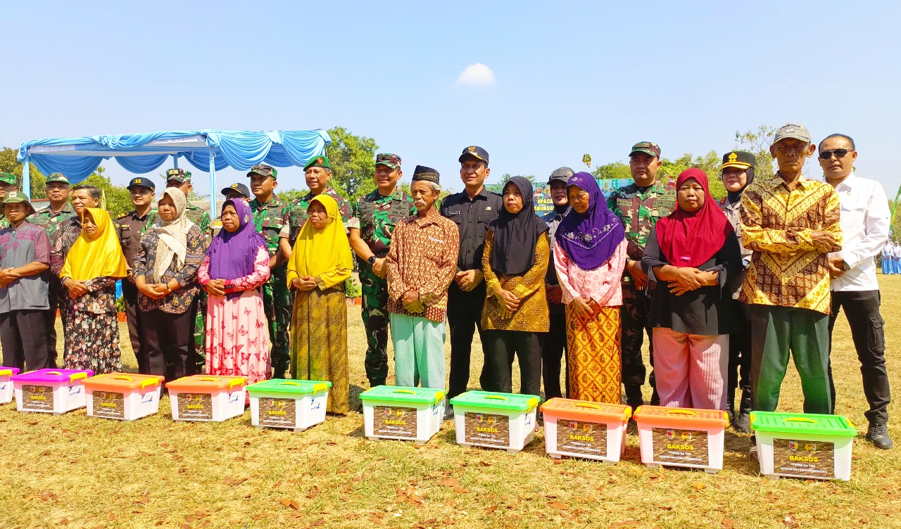Penutupan TMMD ke-129 di Kesongo Bojonegoro Diwarnai Aksi Sosial Sembako
