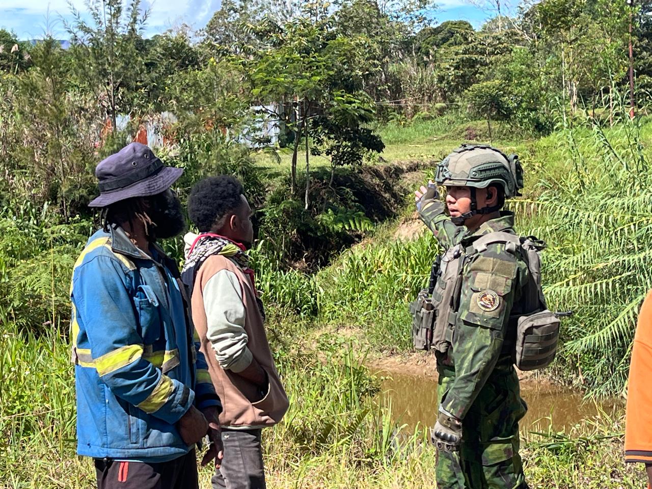 IMG-20260814-WA0003 Hadir dan Bersahabat, Satgas Yonif 2 Marinir Jalin Komsos dengan Tokoh Kampung Okumetadi