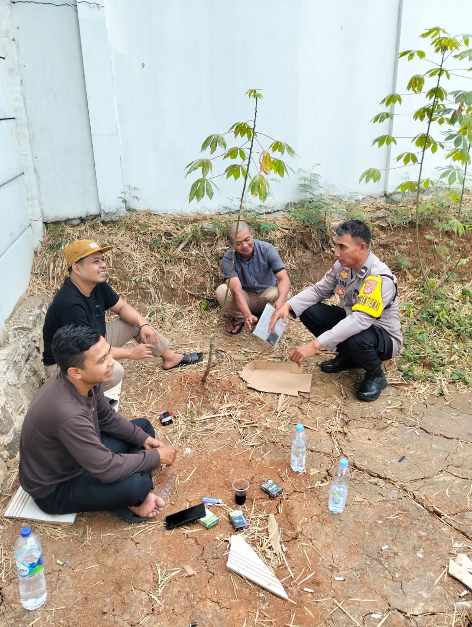Bhabinkamtibmas Kelurahan Sukamulya Sambangi Warga, Sampaikan Pesan Kamtibmas dan Program Poliran