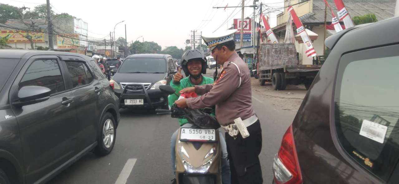 Kapolsek Cikupa Pimpin Pembagian Bendera Merah Putih kepada Pengguna Jalan, Semarakkan HUT ke-81 RI