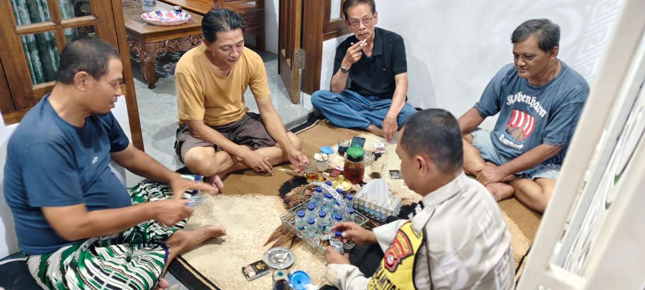Bhabinkamtibmas Desa Pasir Jaya Sambangi Pos Satkamling, Perkuat Kamtibmas Bersama Warga