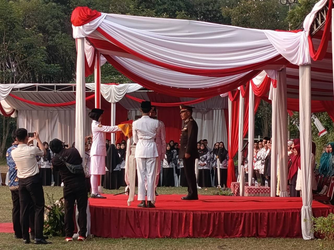 AKP Susanto Pimpin Upacara Penurunan Bendera HUT ke-81 RI Tingkat Kecamatan Cikupa