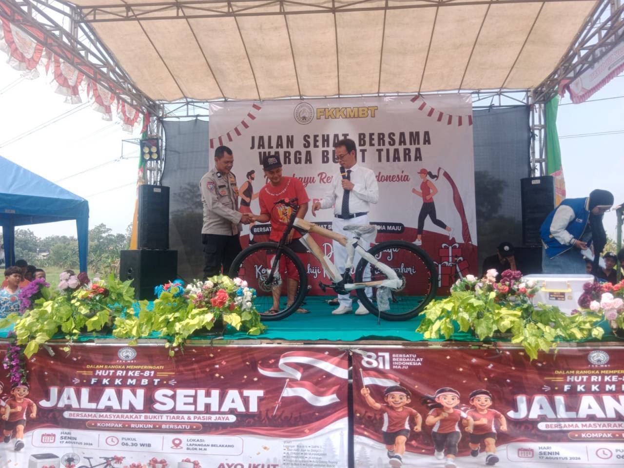 Bhabinkamtibmas Monitoring Perayaan HUT ke-81 RI di Desa Pasir Jaya, Ajak Warga Jaga Kamtibmas