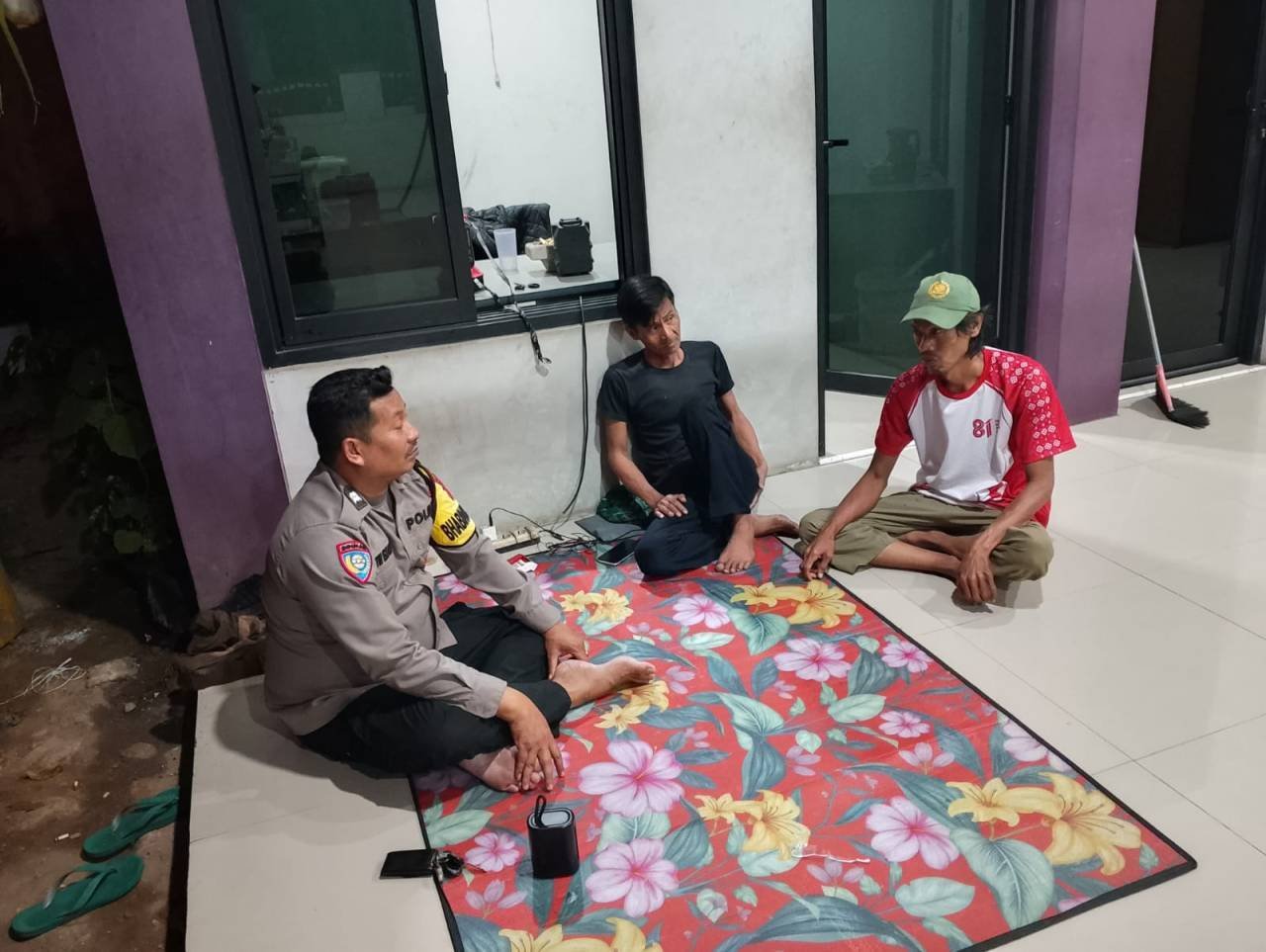 Aiptu Tri Iskandar Sambangi Pos Siskamling Bitung Jaya, Ajak Warga Jaga Keamanan Bersama