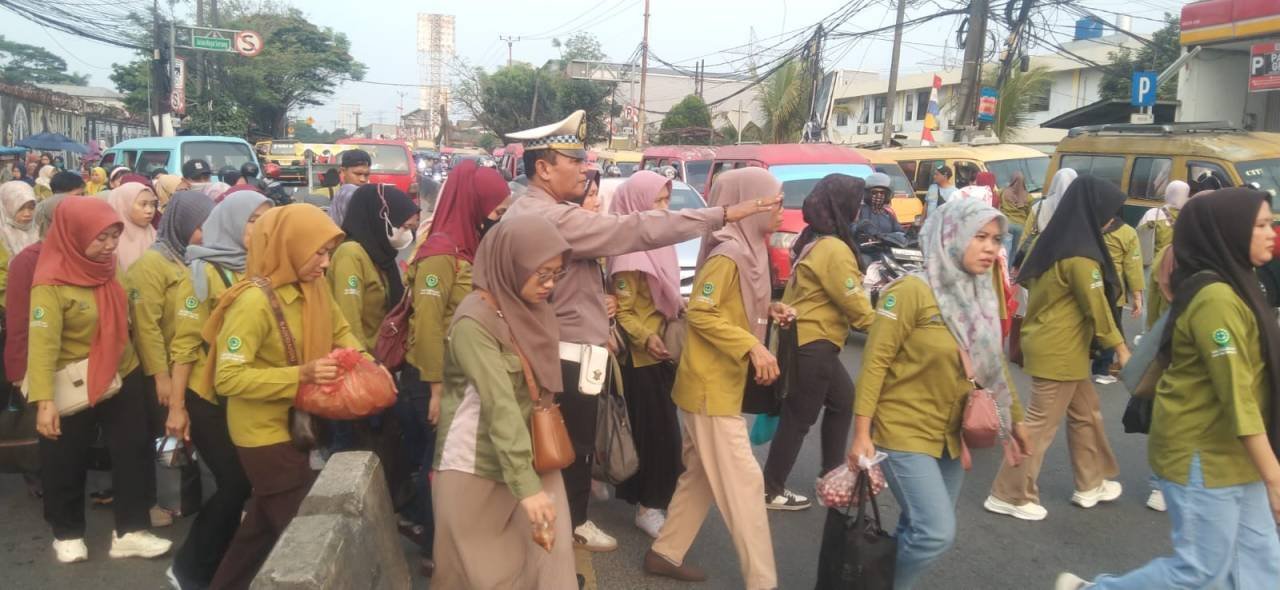 IPTU Udi Muhdi dan Aiptu Sapudin Aktif Atur Lalu Lintas Sore di Pertigaan Columbus Cikupa