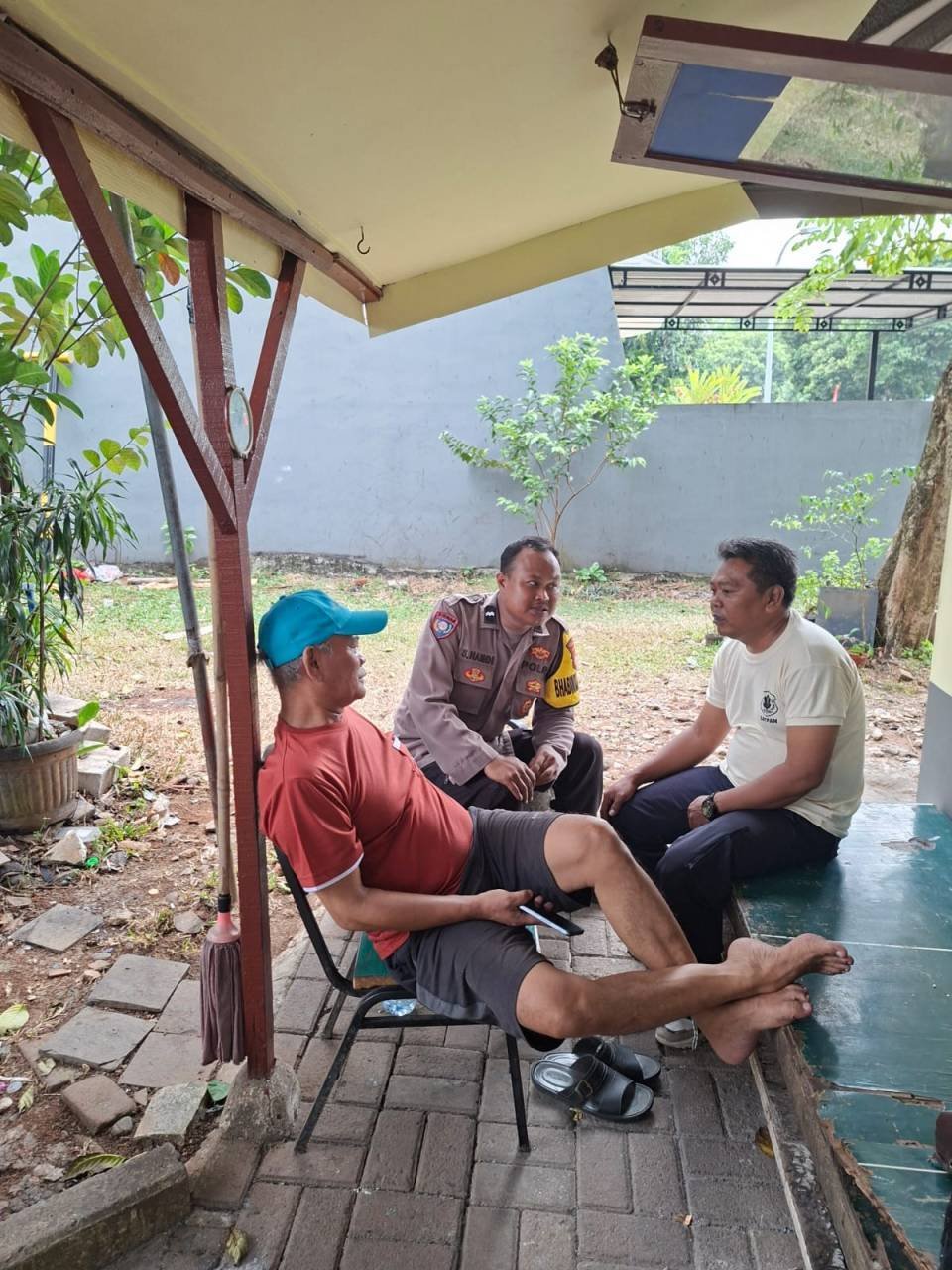 Bhabinkamtibmas Desa Cikupa Sosialisasikan Layanan Polisi 110, Perkuat Koordinasi dengan Warga