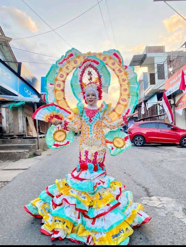 Penonton Terpana Lihat Chika Adiwarna Tampil Memukau di Karnaval HUT RI ke-81 dengan Pakaian Paling Unik