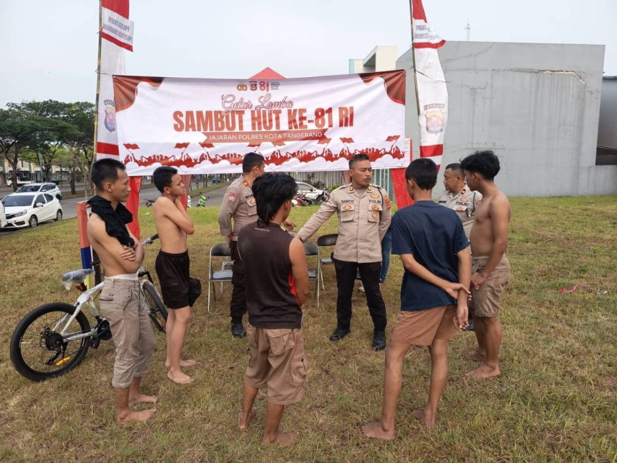 Meriahkan HUT RI ke-81, Polsek Cikupa Gelar Lomba Panjat Pinang Bersama Warga