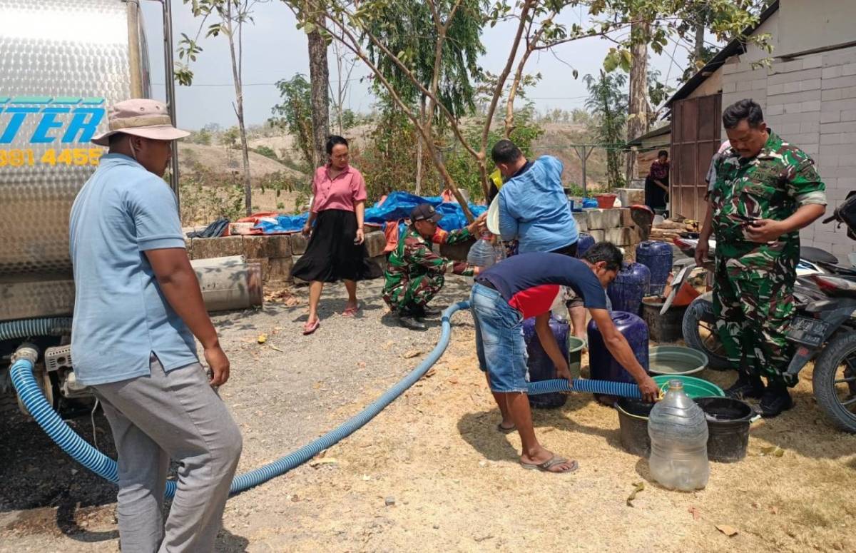 Tanggap Krisis Kekeringan, Kodim Bojonegoro Salurkan 6 Ribu Liter Air Bersih untuk Warga Kedungsari Temayang