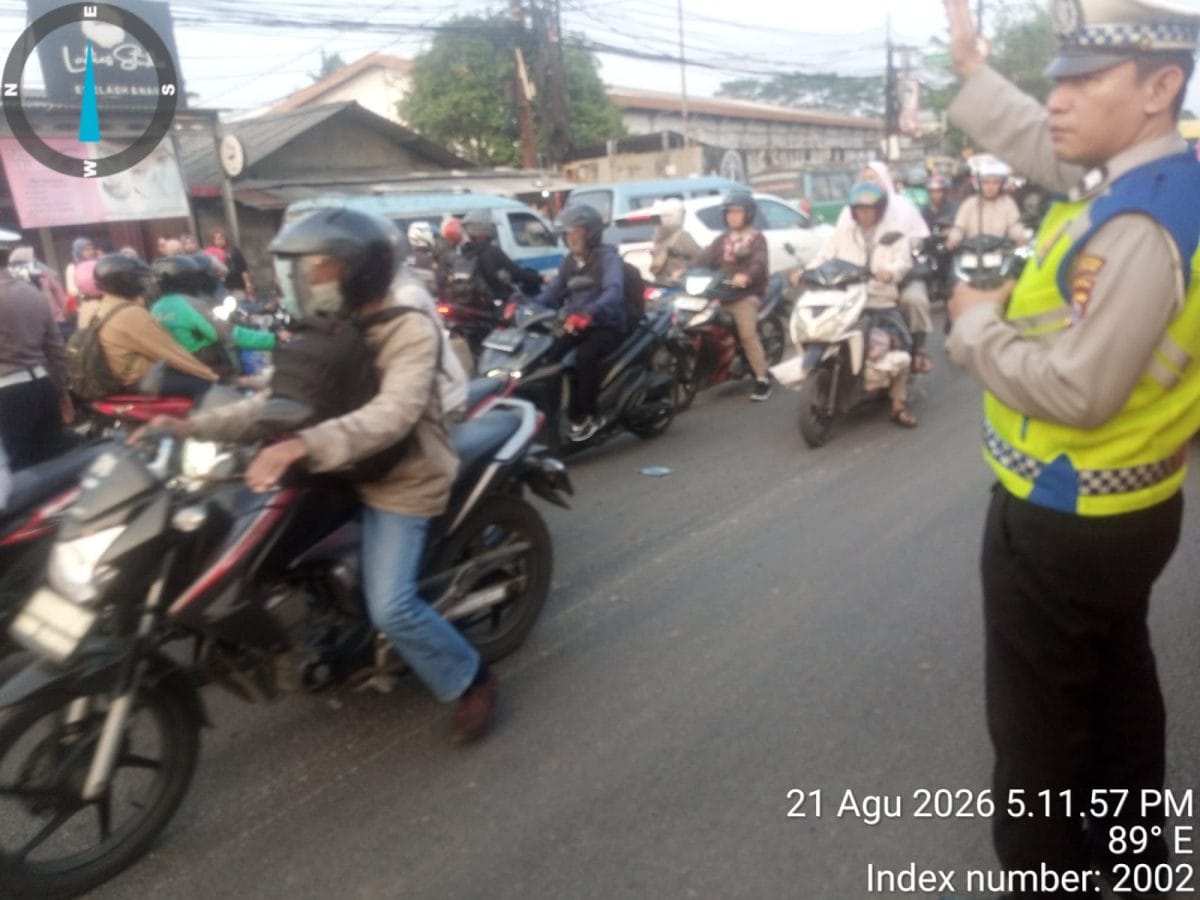 IPTU Udi Muhdi Pimpin PECAK, Atur Lalu Lintas Sore di Jalan Raya Serang Cikupa