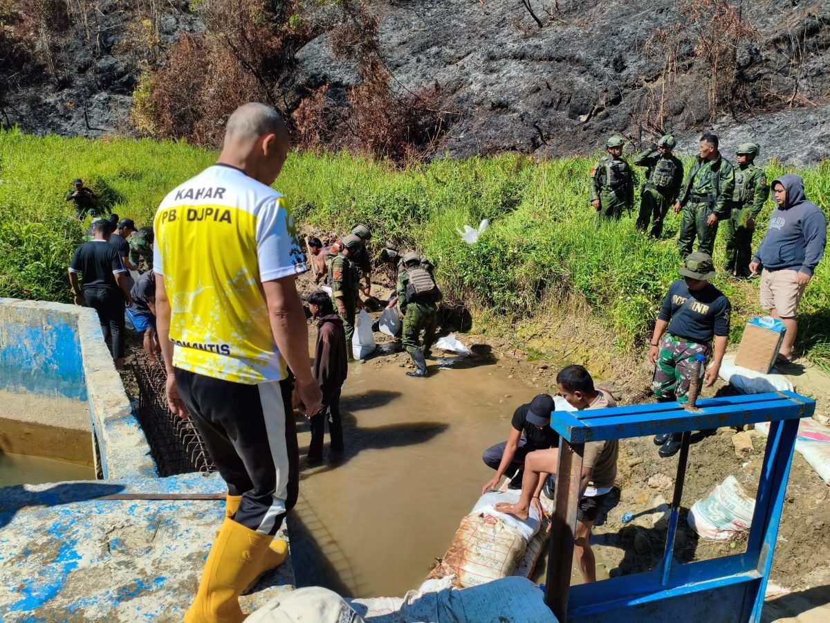 Sumber Air Bersih Terjaga, Satgas Yonif 2 Marinir dan Warga Enarotali Kompak Bergotong Royong