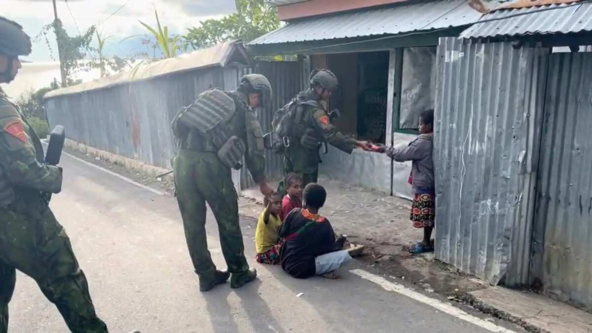Kehangatan Marinir di Enarotali, Berbagi Cerita dan Kebahagiaan Bersama Anak-Anak