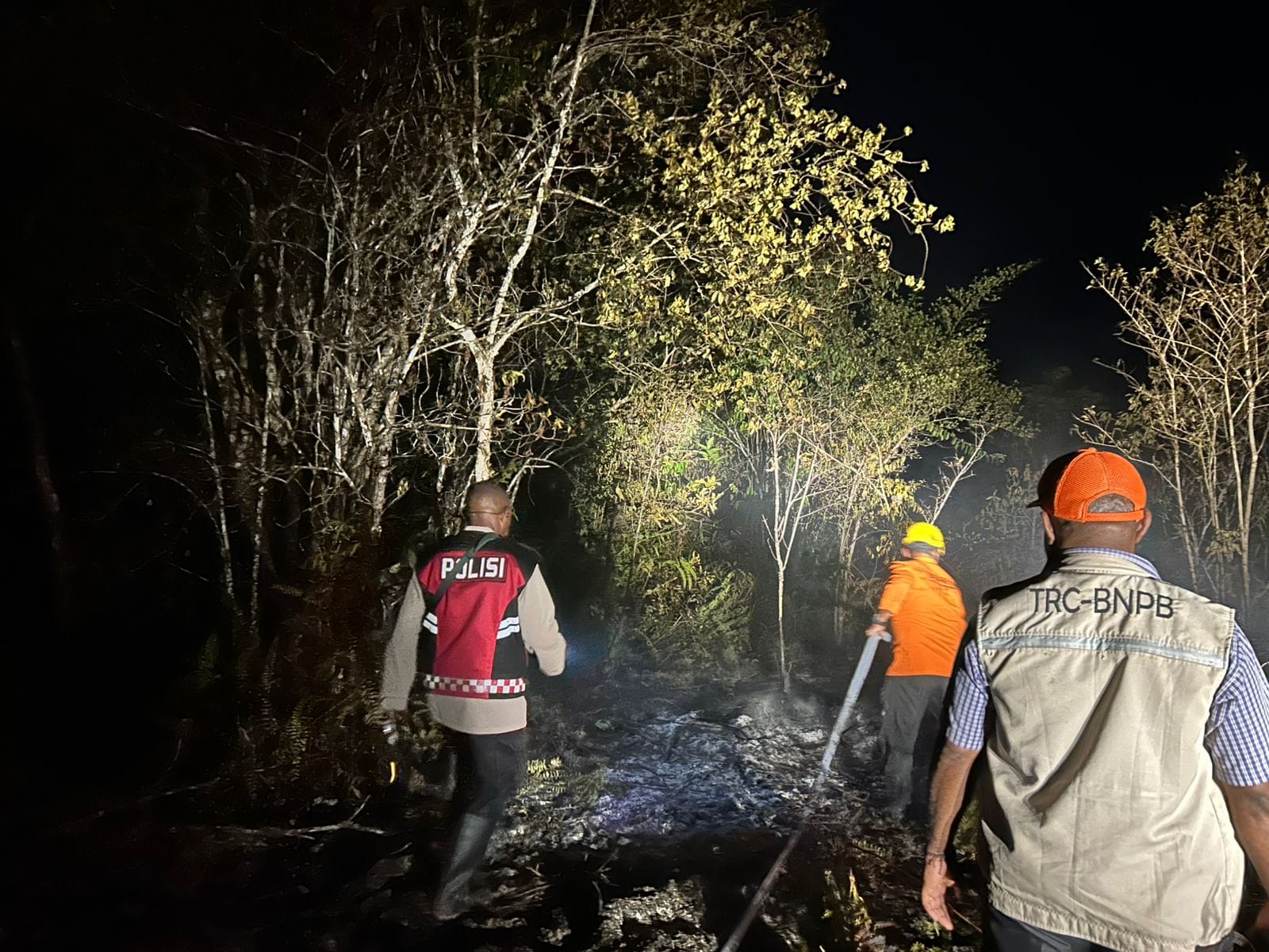 Polres Maybrat Bersama Kodim 1809/Maybrat dan BNPB Sorong Selatan Bergerak Cepat Tangani Karhutla di Kampung Athabu