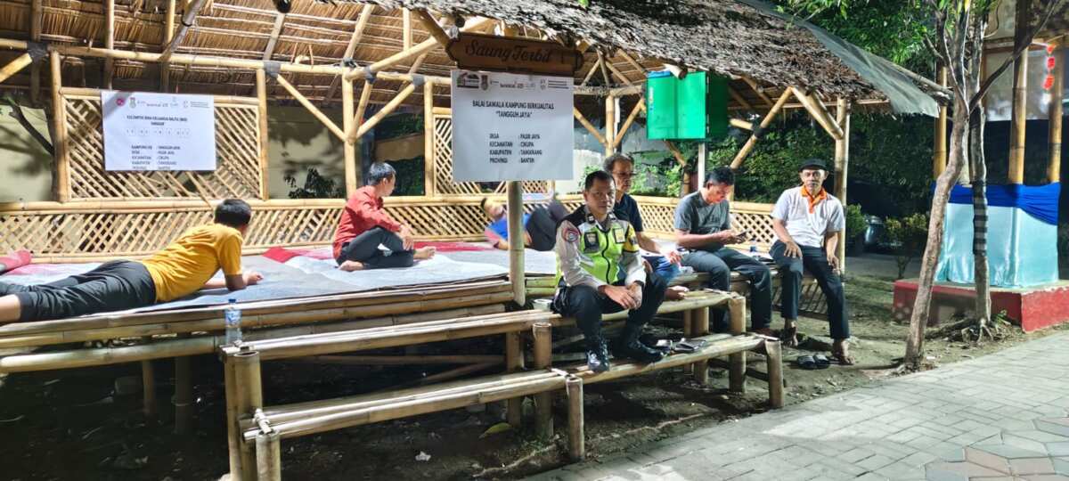 Aiptu Budiansyah Sosialisasikan Polisi 110 Saat Sambangi Pos Satkamling Bukit Tiara
