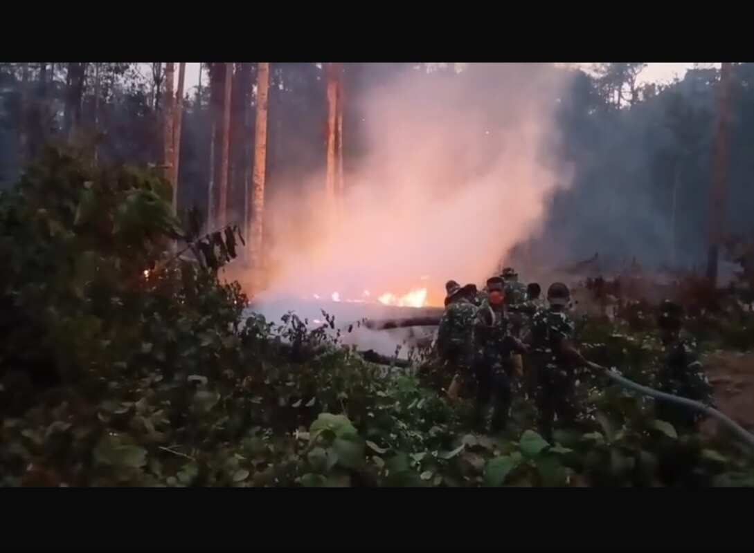 Tim Gabungan Respon, Kendalikan Kebakaran Lahan di Kampung Oyya
